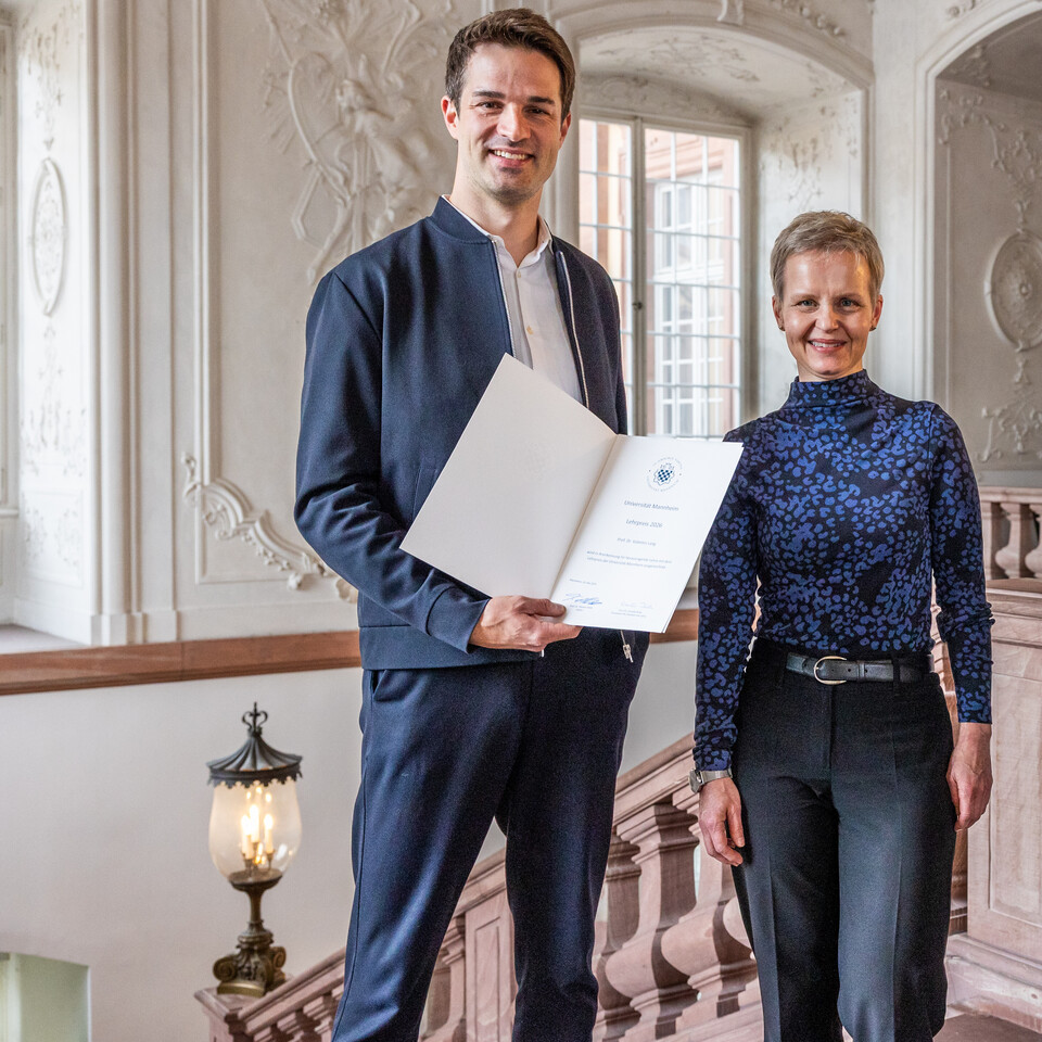 Valentin Lang mit Urkunde