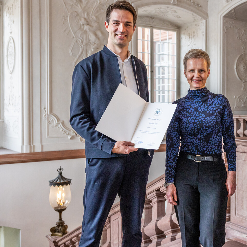 Valentin Lang mit Urkunde