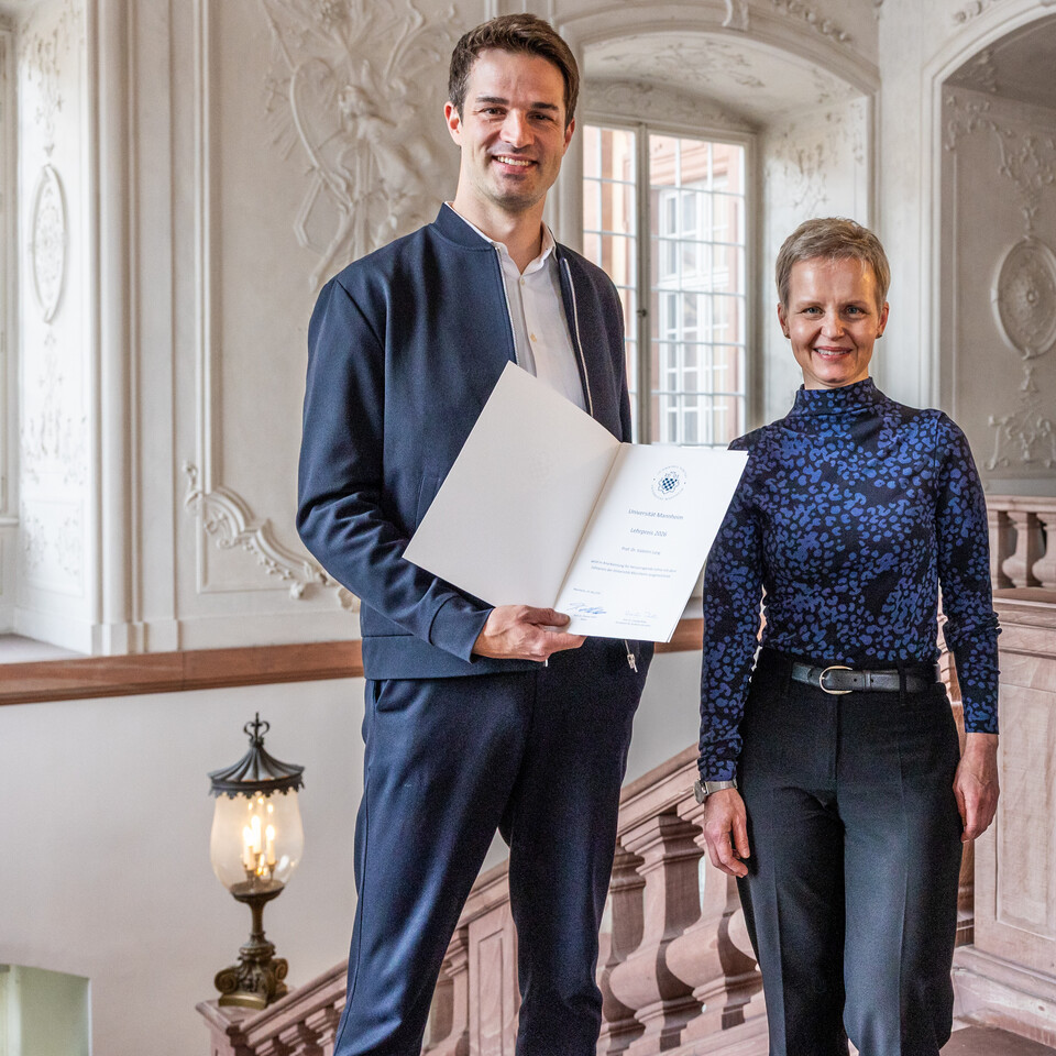 Valentin Lang mit Urkunde