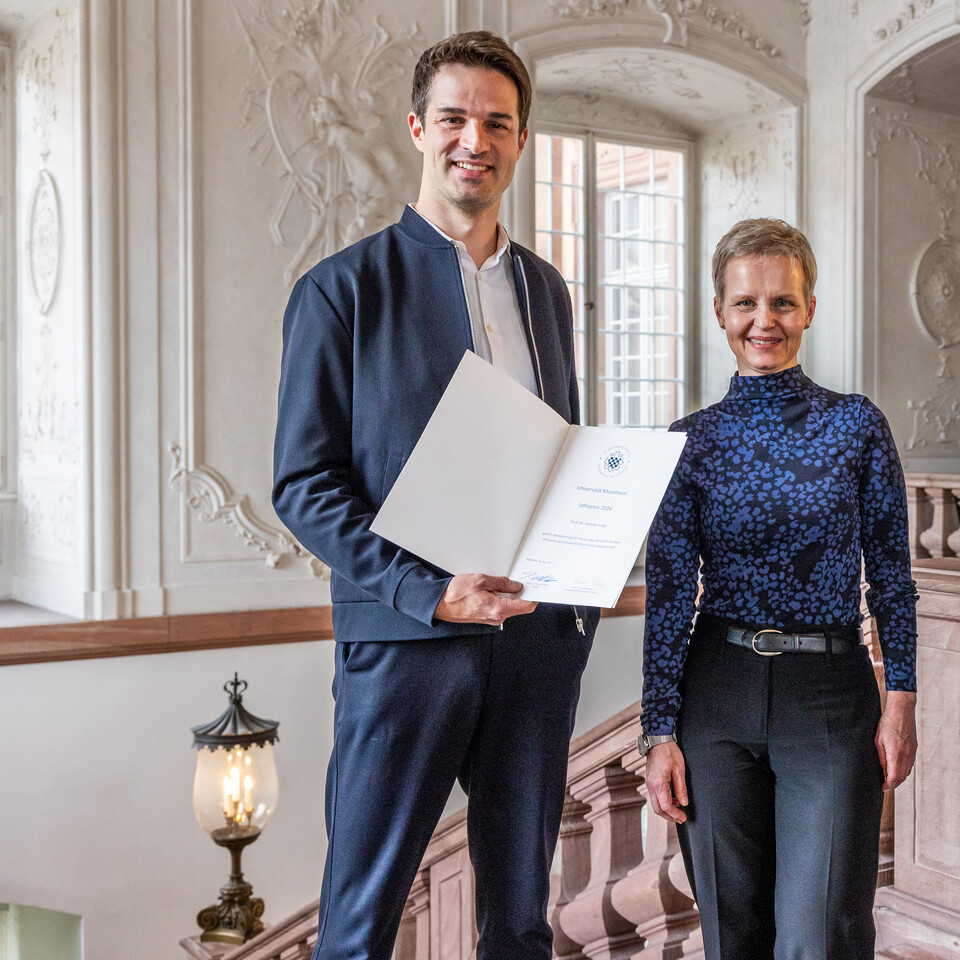 Valentin Lang mit einer Urkunde