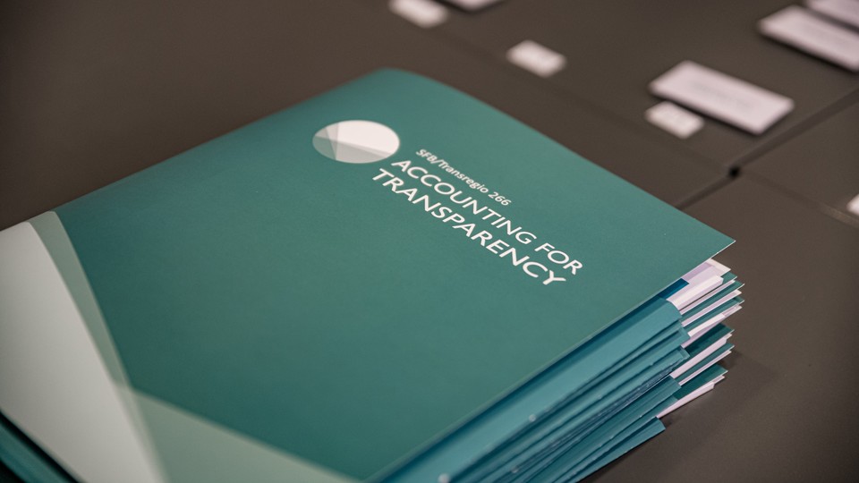 Stapel von grünen Mappen mit Aufschrift "Accounting for Transparency"