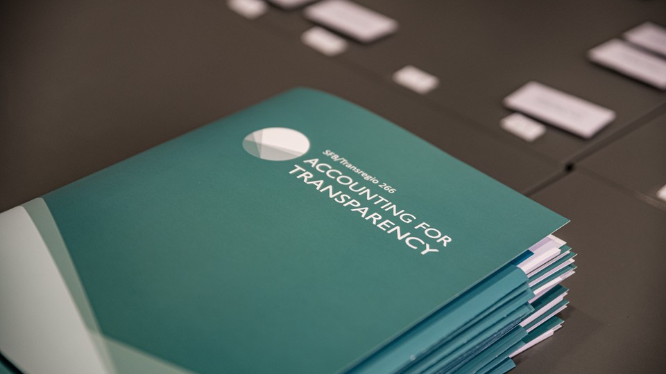 Stapel von grünen Mappen mit Aufschrift "Accounting for Transparency"