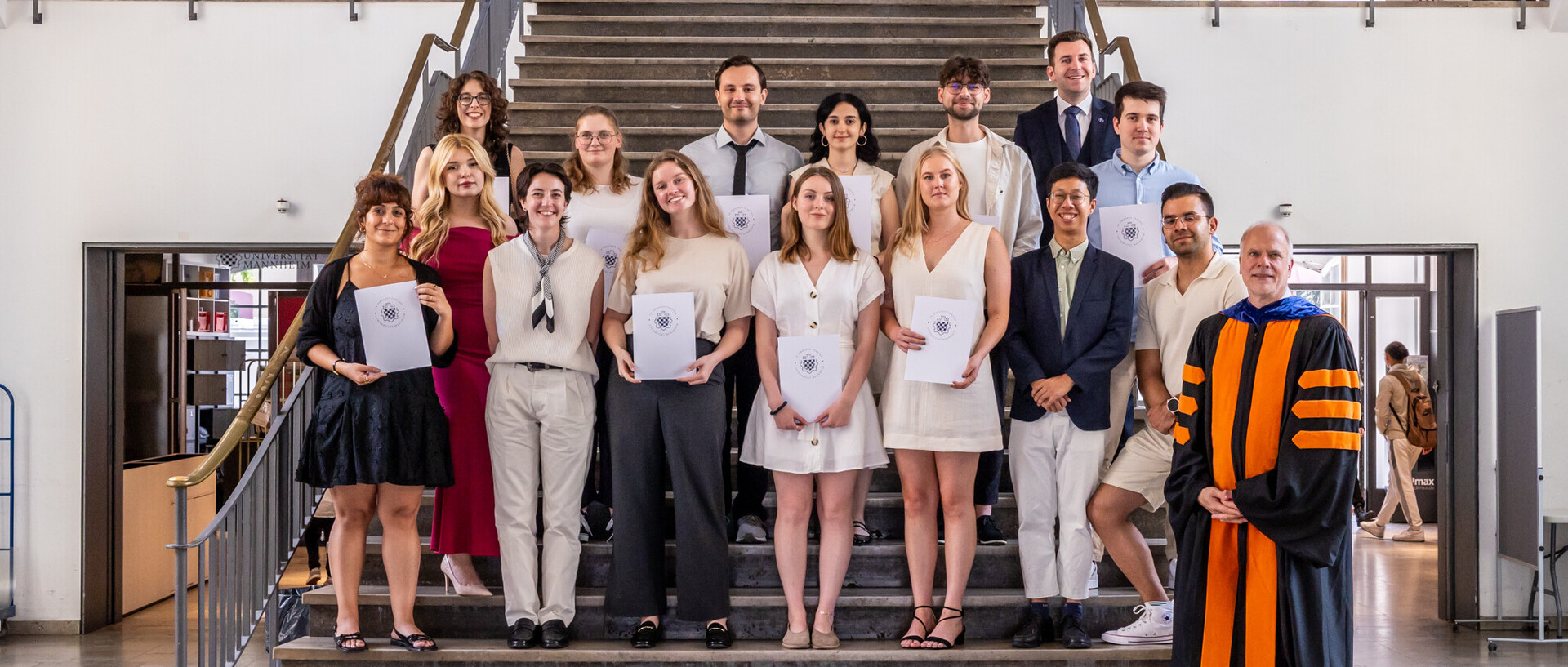 Gruppe von Studierenden mit Dekan Julian Dierkes