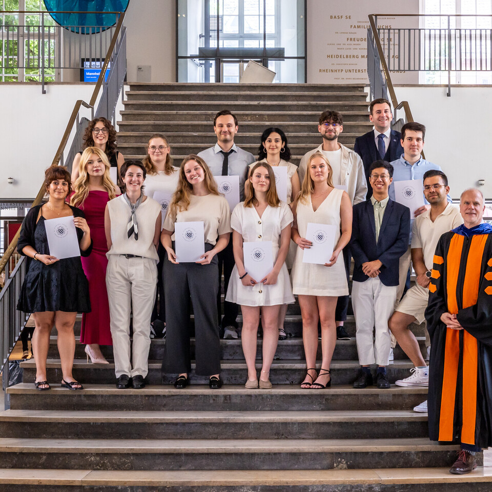 Gruppe von Studierenden mit Dekan
