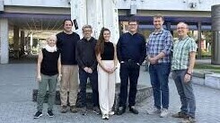 Gruppe von Forschenden vor dem Gebäude der Sozialwissenschaften