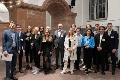 Gruppenbild der von den Freunden der Universität Mannheim unterstützen Stipendiatinnen und Stipendiaten 2022. Link: Stipendien Freunde Universität Mannheim