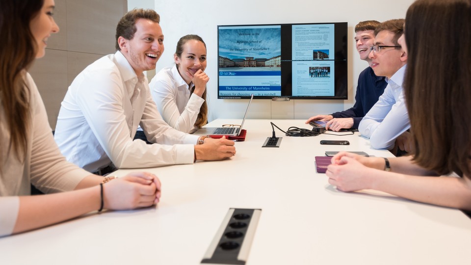 Menschen in Business Kleidung sitzen um einen Tisch