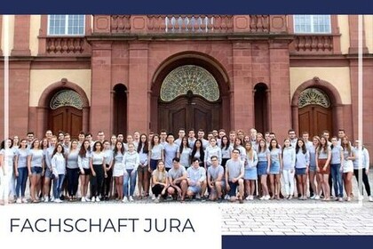 Mitglieder der Jura-Fachschaft. Schriftzug "Fachschaft Jura" darunter.