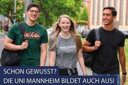 Drei Auszubildende laufen lachend über den Campus der Universität Mannheim
