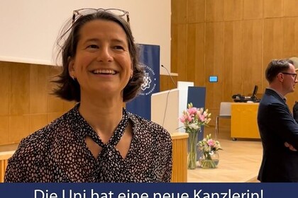 Porträt der neuen Kanzlerin der Universität Mannheim: Katrin Schoppa-Bauer, lachend bei ihrem offiziellen Amtsantritt