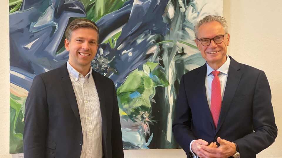 Prof. Vamberg und Dekan Lutz stehen vor einem Gemälde