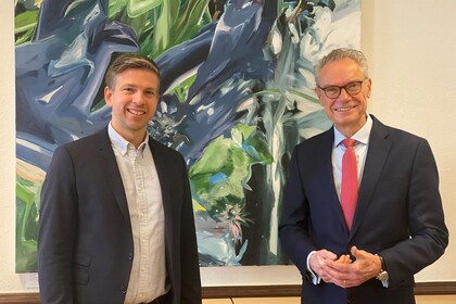 Prof. Vamberg und Dekan Lutz stehen vor einem Gemälde