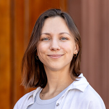 LEIPOLD_Franziska_Münch_Alexander Portrait von Franziska Leipold vor dem Schloss