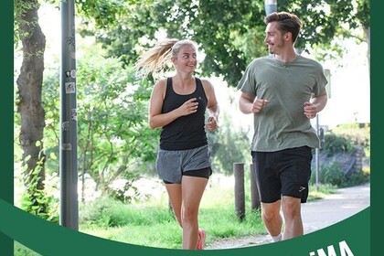 Aufnahme von zwei Personen, die joggen. Die Person links hat lange blonde Haare und trägt ein schwarzes Top. Die Person rechts hat kure braune Haare und einen Dreitagesbart. Sie trägt ein graues T-Shirt. Unten rechts steht: Green UNi Ma".
