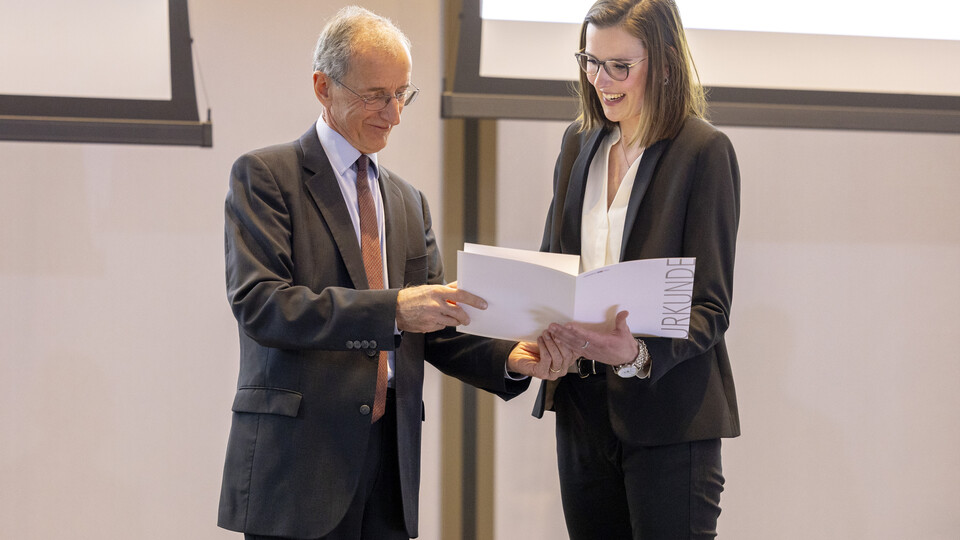Dr. Rüth Schültken erhält den Preis von Südwestmetall-Vorsitzenden Dr. Joachim Schulz.