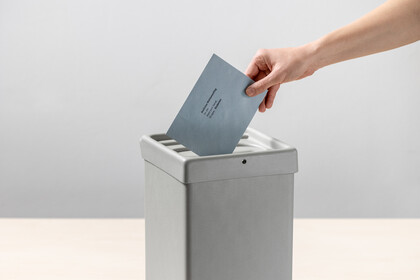 Symbolic photo of a ballot box into which a ballot paper is cast.