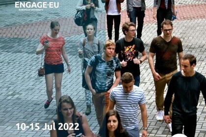 Werbeflyer für ENGAGE.EU: Eine Gruppe Studierender läuft über ein Steinpflaster. Links oben ist das Logo von ENGAGE.EU, links unten Text: "10-15 Jul 2022 ENGAGE.EU expedition at Tilburg University".