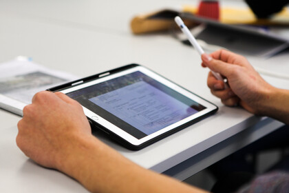 Hände am Tablet