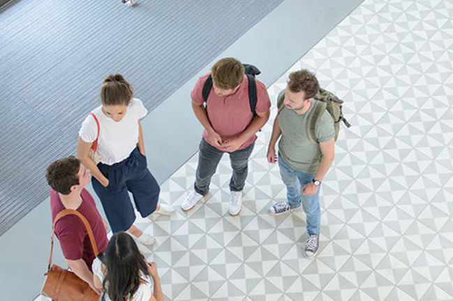 Bild zeigt Studierende in Treppenhaus B 6 Gebäude von oben