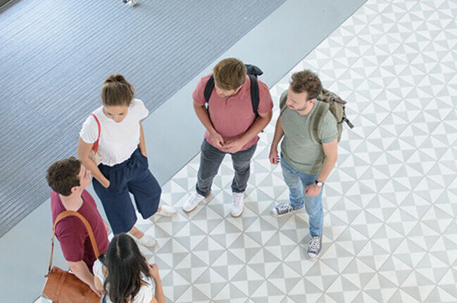 Bild zeigt Studierende in Treppenhaus B 6 Gebäude von oben