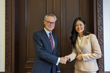 Dekan Joachim Lutz begrüßt Junio Professorin Eunji Lee