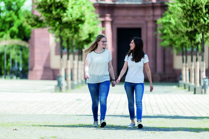 Zwei Studentinnen laufen