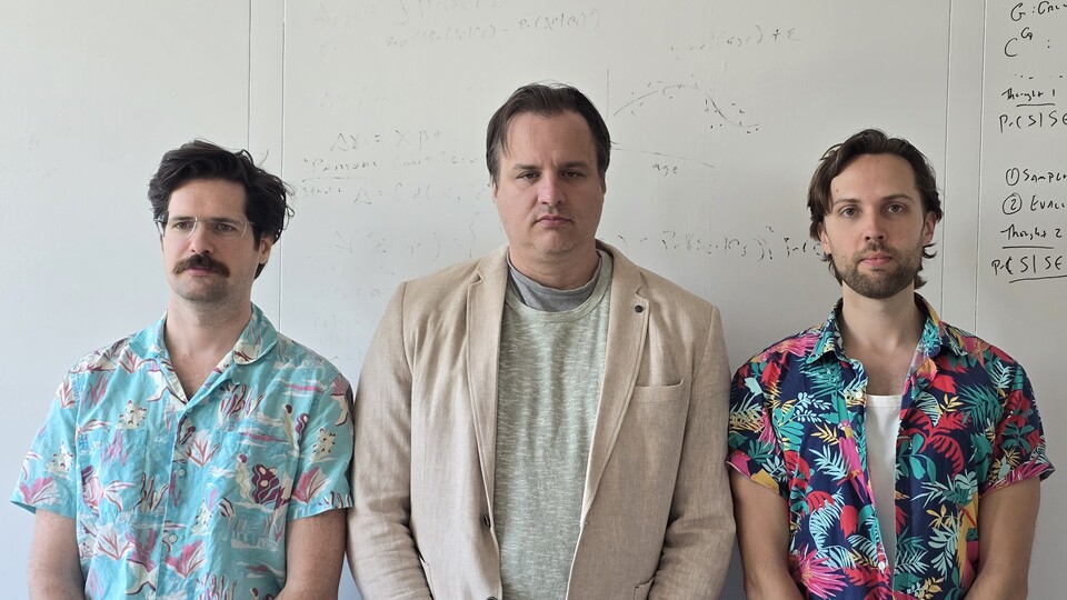 Gruppenbild im Stil eines historischen Familienfotos, von links nach rechts: Matthew Robertson, Marc Ratkovic, Mitchell Ewald