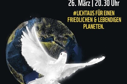Oben rechts steht: "Earth Hour. 26. März um 20:30 Uhr. Hashtag Licht aus für einen friedlichen und lebendigen Planeten". Unten links ist die Erde abgebildet und dafür eine weiße Taube.