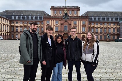 Eine Gruppe Studierender posiert auf dem Ehrenhof