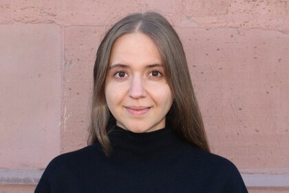 Portrait von Luisa Schulz vor dem Schloss