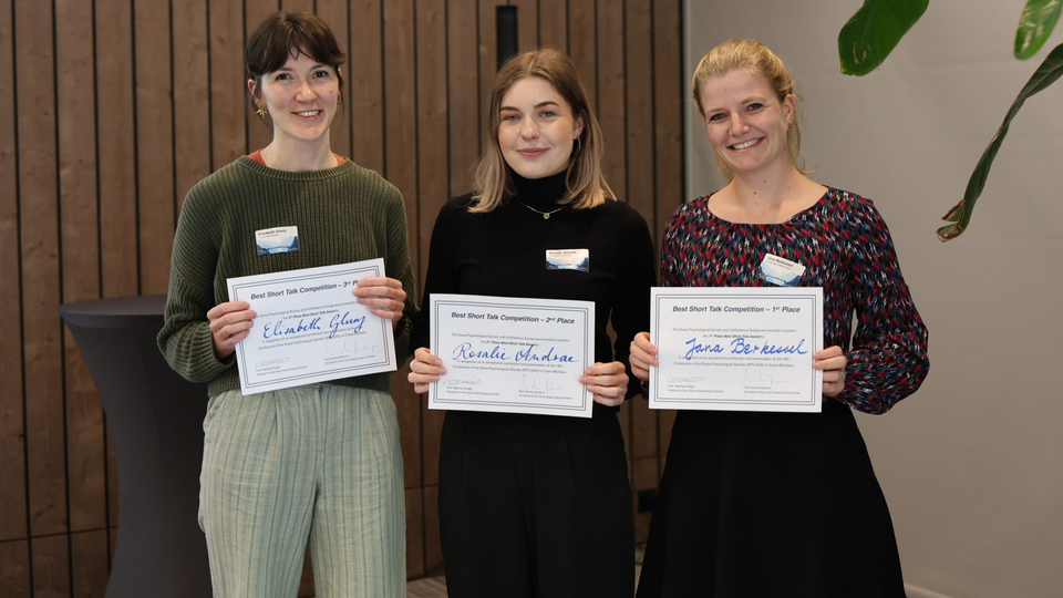 Drei Frauen stehen neben einander und halten Urkunden in den Händen.