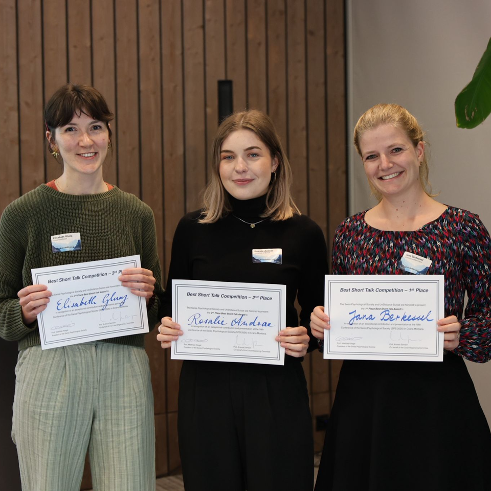 Drei Frauen stehen neben einander und halten Urkunden in den Händen.