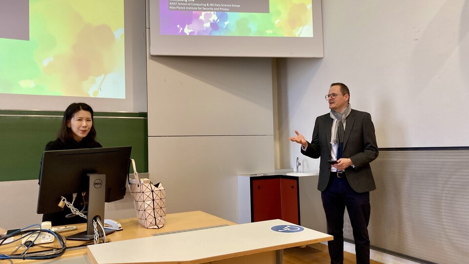 Markus Strohmaier und Meeyoung Cha im Hörsaal