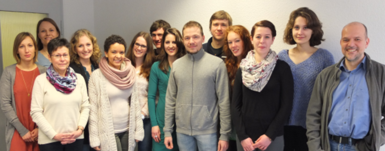 FSS 2015 Gruppenbild des Lehrstuhls vor einer Wand, FSS 2015