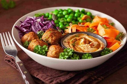Nahaufnahme eines Gerichts mit Falafeln und Hummus.
