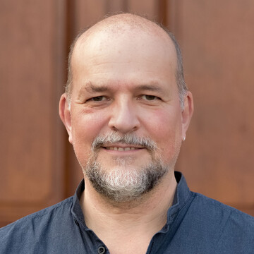 Portrait von Prof. Dr. Arndt Bröder vor dem Schloss
