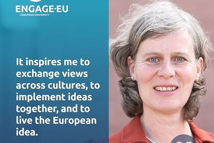 Links steht: "Engage.Eu. European University. Darunter ist ein Zitat vonUrsula Schlichter, die Kooridnatorin der Engage.Eu. ist der Uni Mannheim:"It inspires me to exchange views across cultures, to implement ideas together and to luve the European idea." Daneben ist ein Bild von ihr. Sie hat kurze graue haare und trägt ein rotes Oberteil.