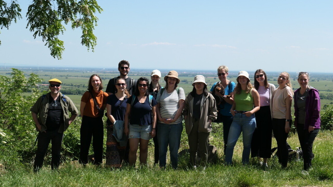FSS 2023 Gruppenbild des Lehrstuhls auf einer grünen Wiese, FSS 2023
