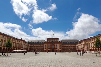 Blick auf die Universität Mannheim mit Ehrenhof. 