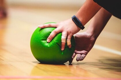 In der Mitte sind Hände mit einem grünen Ball zu sehen. Unten rechts ist das Logo des IFS- Institut für Sport der Universität Mannheim.