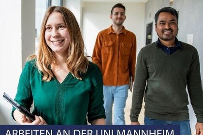 Eine junge Frau und zwei junge Männer laufen lachend einen Flur entlang. Die Frau trägt einen zusammengeklappten Laptop in ihrem Arm. Link: Instagram Post Arbeiten an der Uni Mannheim