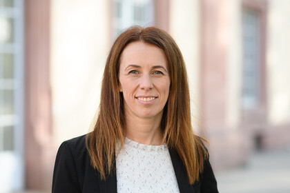 Porträtfoto von Prof. Dr. Alexandra Niessen-Ruenzi vor dem Mannheimer Schloss.