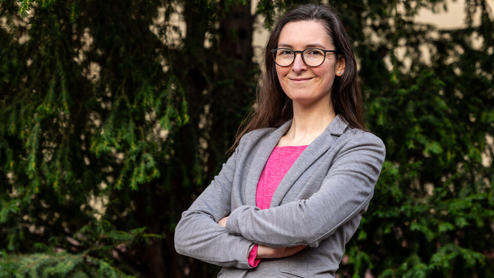 Kerstin Großardt. Sie schaut freundlich drein, ihre Arme sind verschränkt vor ihrem grauen Blazer und dem rosa Oberteil.