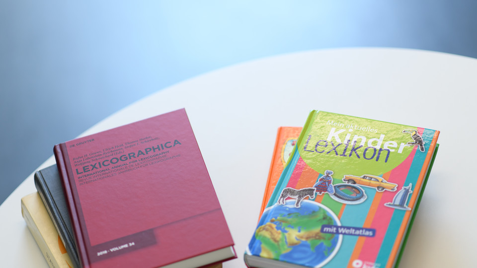 Bücher liegen auf einem Tisch.