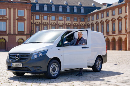 Ein weißer Mercedes-Transporter steht auf dem Ehrenhof der Universität Mannheim. 