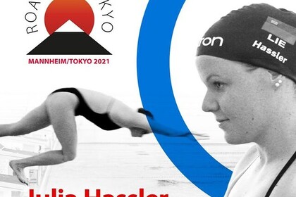 Rechts ist eine Person mit Schwimmkleidung abgebildet. Links steht ein Text: "Road To Tokyo. Mannheim/Tokyo 2021. Julia Hassler. Schwimmen".