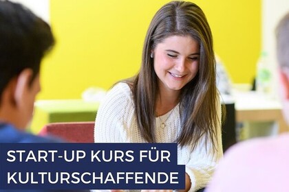 Eine Studentin mit langen braunen Haaren ist am schreiben. Davor: Start-Up Kurs für Kulturschaffende. 