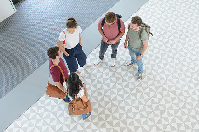 Studierende unterhalten sich im Foyer des B6-Gebäudes. 