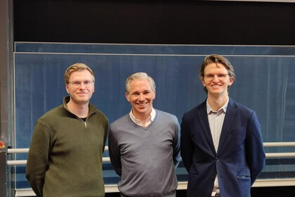 Zwei Unternehmensvertreter und der Vorlesungs-Organisator