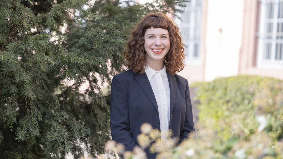 Corinna Kröger. Corinna Kröger lacht freundlich und trägt ein dunkles Jackett.